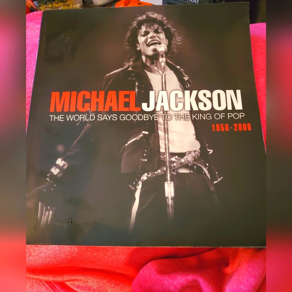 Michael Jackson the world says goodbye to the king of pop BOOK. in great shape